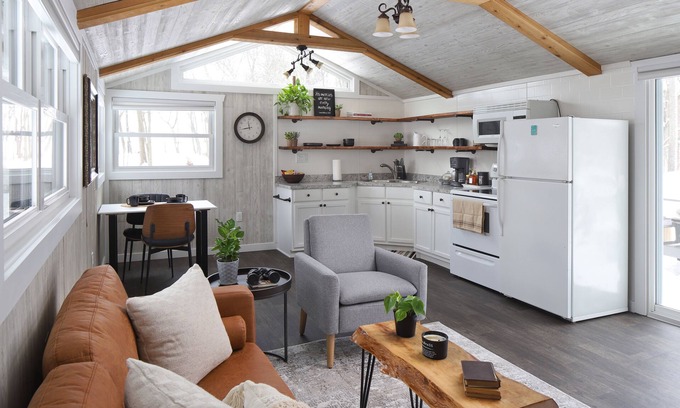 Vandalia Cottage | Hot Tub, Couples Hideaway, Private, Coziness, Country, Birds, Wildlife, Quiet