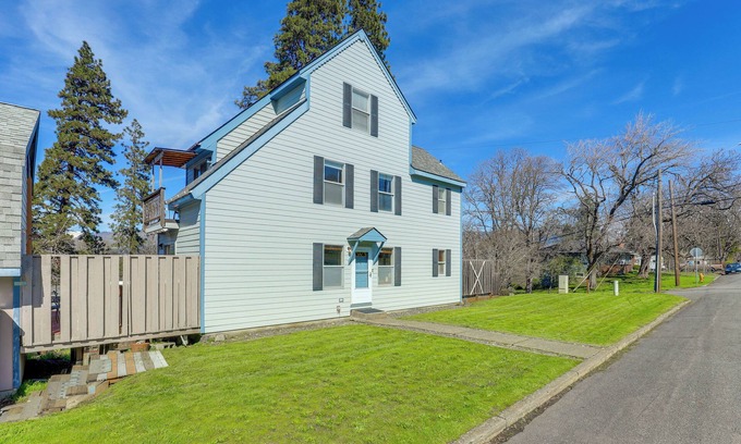 Hood River House | Hot Tub & Decks: Central Hood River Townhome!
