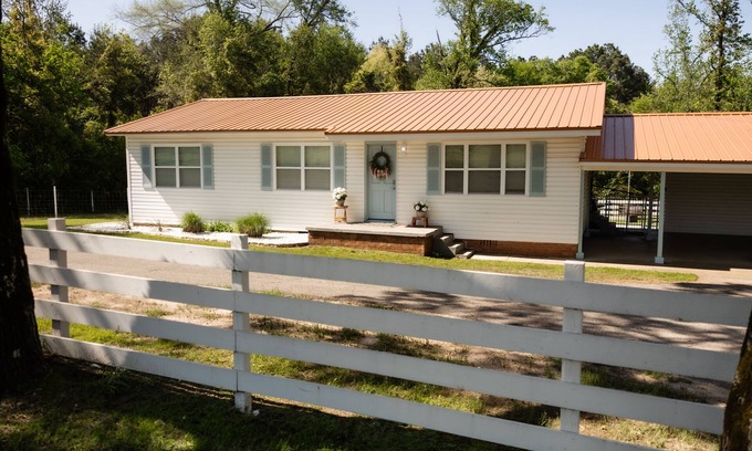 Harrison County House | Hot Tub! - Eagle Creek Cottage - Near ETBU, Lake O' Pines, Jefferson & Longview!