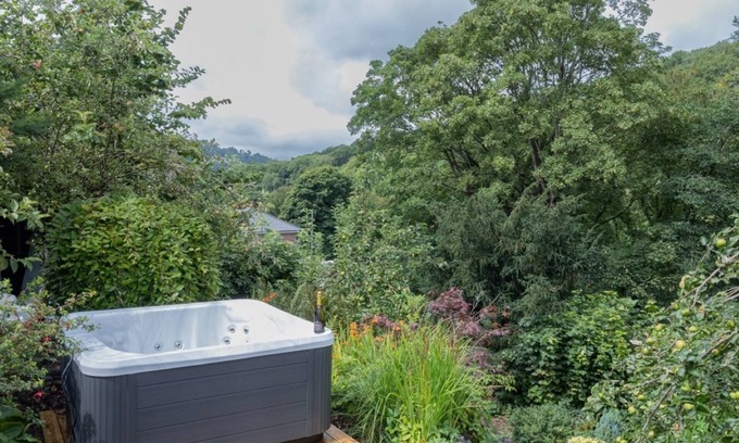 Llangollen House | Hot Tub Escape Stunning Scenery Large 4BR Home