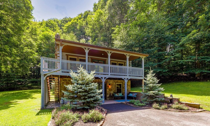 McHenry Cabin | Hot Tub Fire Pit Gas Grill Wood Stove Roku