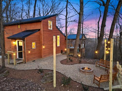 Amanda House | Hot tub, fireplace, fire pit, pool table, grill, EV, pets, HOA lake