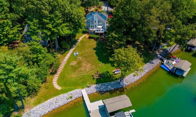 Huddleston House | Hot Tub, Fireplace & Pet Friendly! Come Visit "Lake It or Knot"!