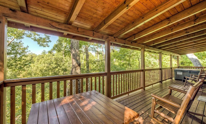 Black Bear Falls Cabin | Hot Tub & Game Room: Log Cabin 2 Mi to Ripley’s!