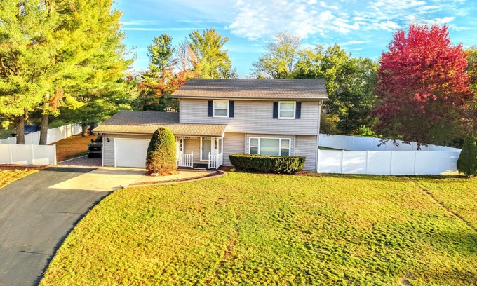 Spring Green House | Hot Tub/Golfing/King Bed @ The Hemlock