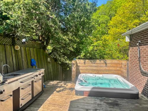 Broadview North Villa | Hot Tub Haven