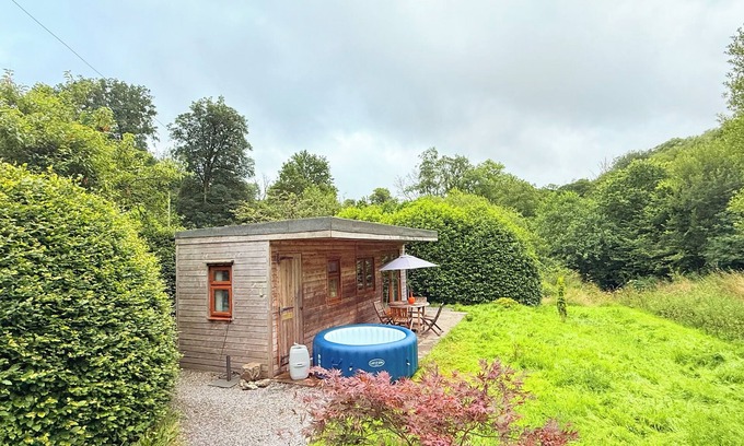 Carmarthen Cabin | Hot Tub Hideaway- The Nature’s Nook Retreat- Rural Carmarthen