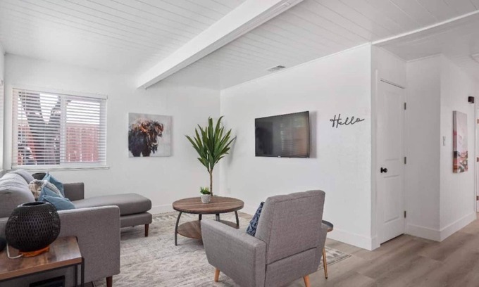 West Sacramento House | Hot Tub * King Bed * Workspace * 10 Mins to DT