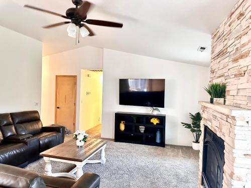Medford House | Hot Tub! King Bed-firepitt-near Airport& Freeway