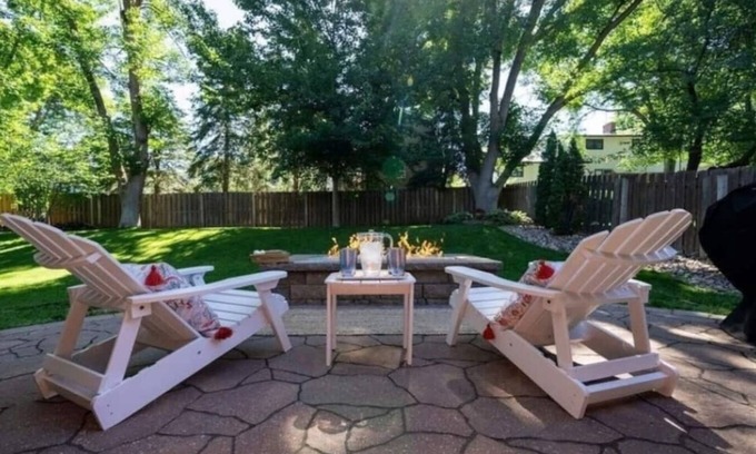 West Omaha House | Hot Tub | King Beds | 65-inch HDTV | BBQ Grill