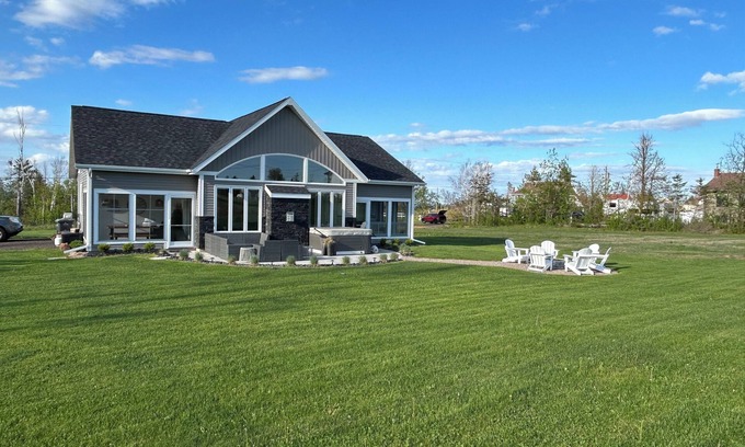 Stanhope House | Hot Tub/New 3 Bedroom House/Walk to Beach