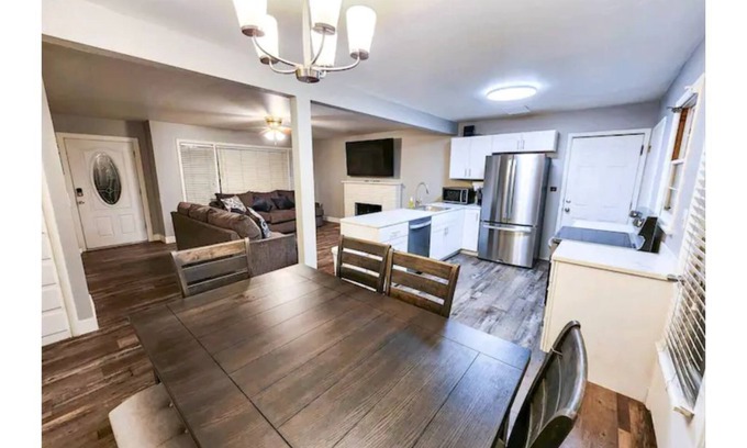 Pocatello House | HOT TUB! Newly renovated Sunset Themed house.