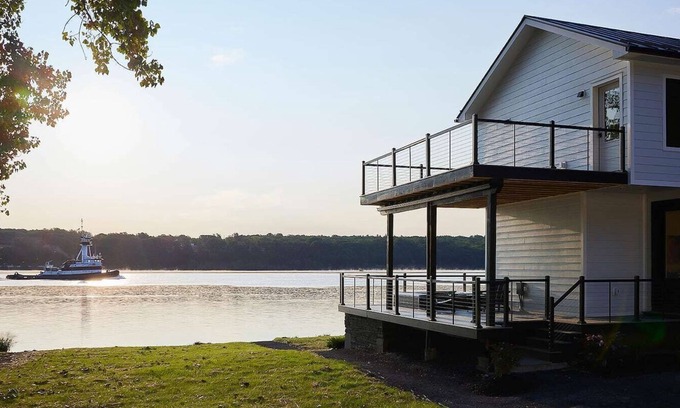 Malden House | Hot tub on water, 5min HITS, 20mi to Hunter skiing