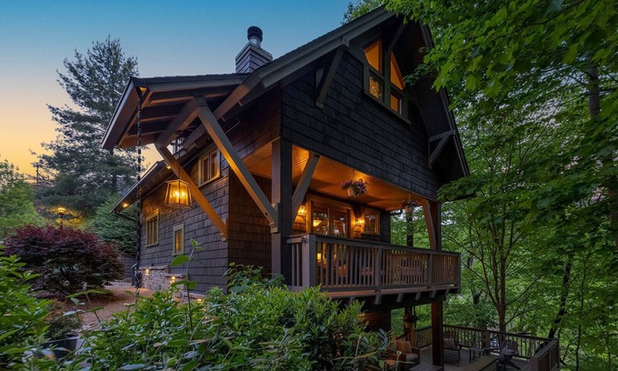 Cheshire House | HOT TUB & PET-FRIENDLY Cabin in Cheshire Village