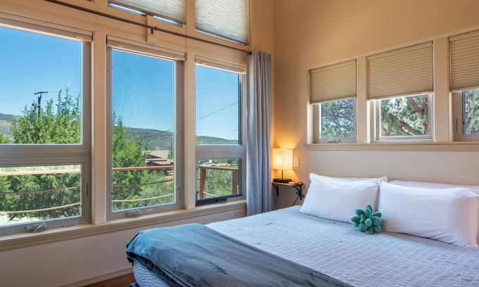 Cornville Cottage | Hot Tub, Pool, King Bed, Views, and NO checkout chores @ Stargazer Cottage!