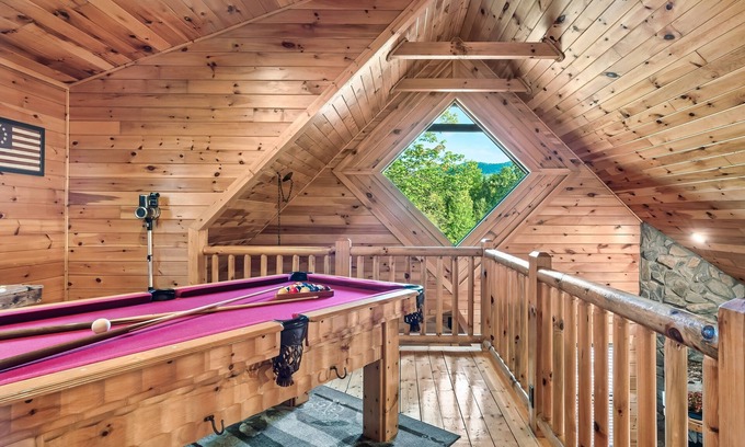 White Oak Lodge Cabin | Hot Tub - Pool Table- Arcade Machine - Easy flat roads