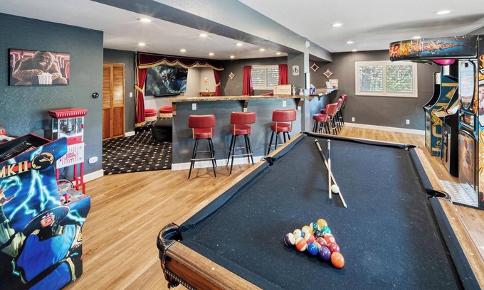 Eagle Mountain Estates Cabin | HOT TUB! Pool Table! Theater Area! Propane Barbecue! Multiple Fireplaces! Gourmet Kitchen!