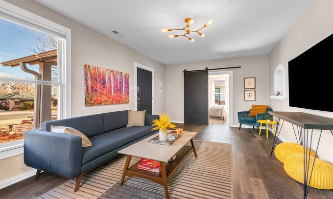 Edgewater House | Hot tub, Quiet 3 Bedroom, Close to Downtown, WFH
