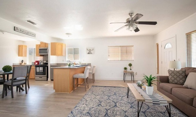 West Sacramento House | Hot Tub * Relaxing Retreat * Mins to DT Sacramento