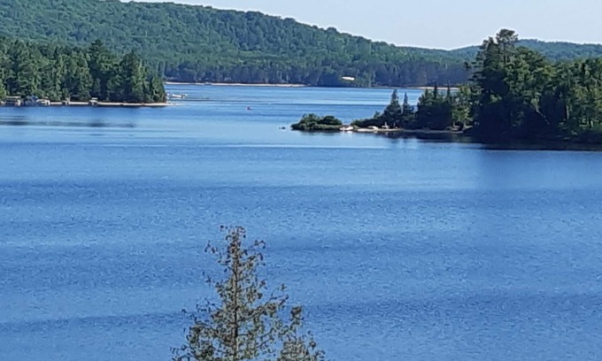 Lake St. Peter Cottage | Hot tub. Sauna. Sandy beach. Heritage trail.