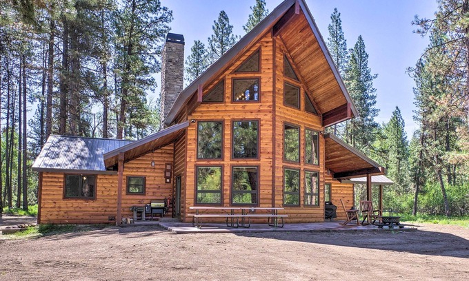 Garden Valley Cabin | Hot Tub Soaks & River Fun: Cabin in Garden Valley