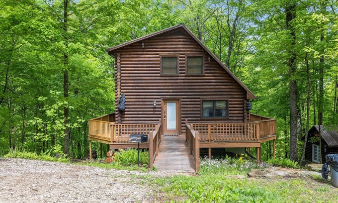 Slade Cabin | Hot Tub & WiFi - Family Cabin - Birdsong - Red River Gorge, Kentucky!