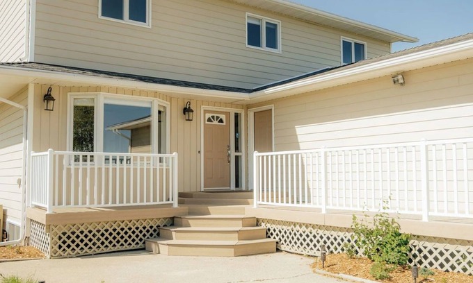 Mountain View House | ✔Hot Tub✔Games Room✔Walk-in Sauna✔7 BM✔15 minutes from Waterton Park✔
