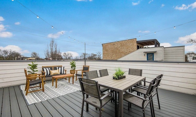 Chestnut Hill House | Hot Tubs + Rooftops | Sleeps 20 Near Broadway