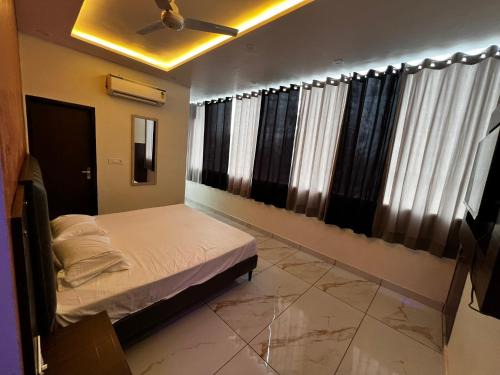 Rohtak Hotel | Hotel AJL