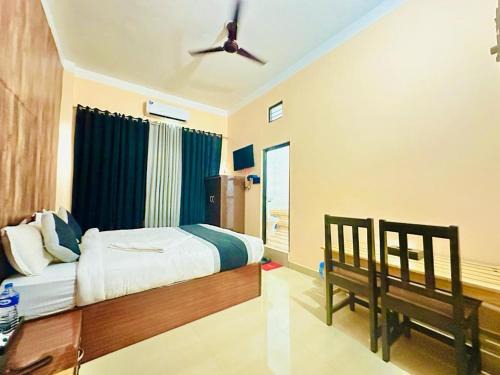 Siddharthanagar Hotel | Hotel Black and White