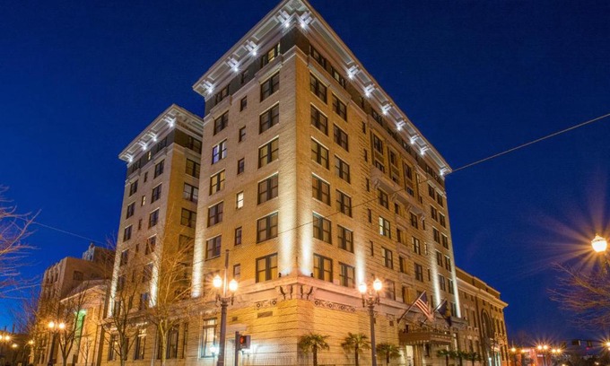 Goose Hollow Hotel | Hotel DeLuxe