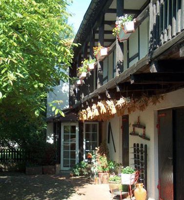 Barby House | Hotel garni & Oma's Heuhotel 'Pension zur Galerie'