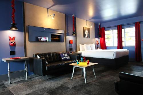 West Avenue Hotel | Hotel Gaythering - Gay Hotel - All Adults Welcome