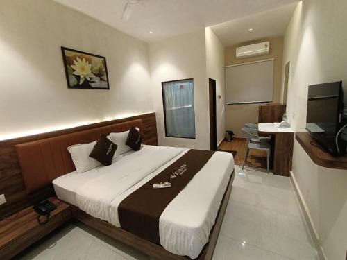 Malad West Hotel | HOTEL MOON LITE RESIDENCY - Marve Road Malad West