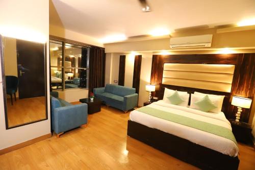 Naraina Hotel | Hotel Palm Grand Naraina New Delhi - Couple Friendly Local IDs Accepted