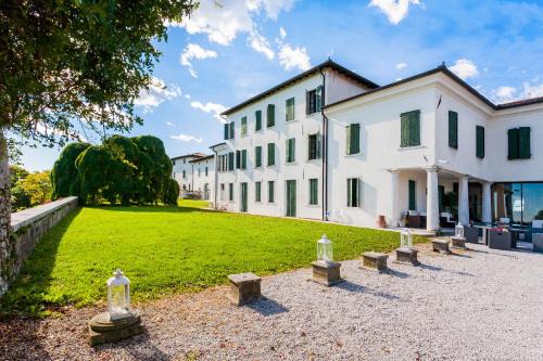 Castello d'Aviano Hotel | Hotel Villa Policreti