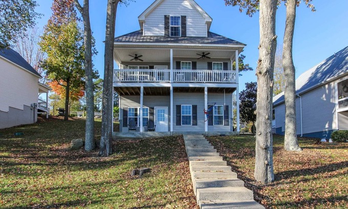 Leesburg House | House #04 - Happy Camper-(No Pets) -Private Pier