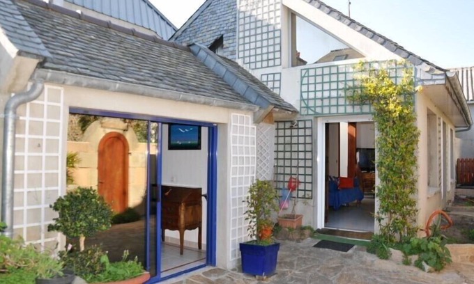 Tregastel House | House 100m sea with internet, place Ste-Anne in TREGASTEL