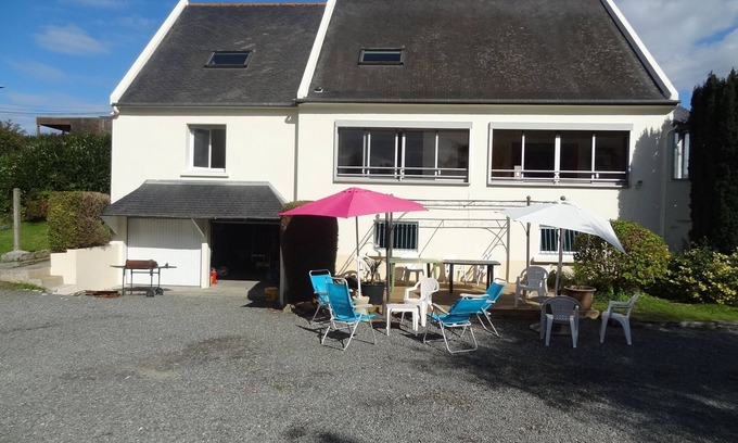 Tregueux House | House 200 m², 8 bedrooms, sleeps up to 25, 5 km from the sea, summer swimming pool.