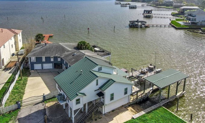 Clear Lake Shores House | House ∙ 3 bedrooms ∙ 8 guests