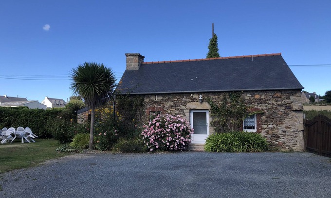 Ploubazlanec House | House at 700 m from the sea, facing south, garden, wifi, 1 bedroom, 2 persons
