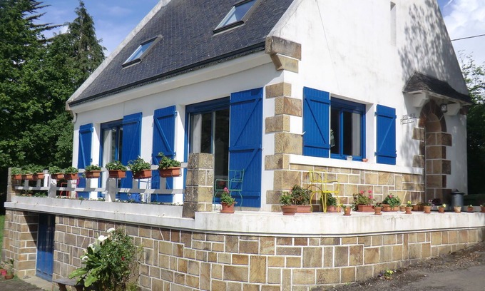 Hopital-Camfrout House | House at the water's edge