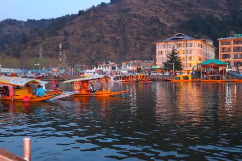 Dal Lake Boat Rental | House Boat New Pala Palace