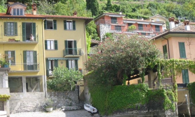 Fiumelatte House | House by the lake