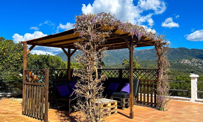 Sant Cebria de Vallalta Ski Chalet | House for 10 people with private pool, barbecue and free Wi-Fi