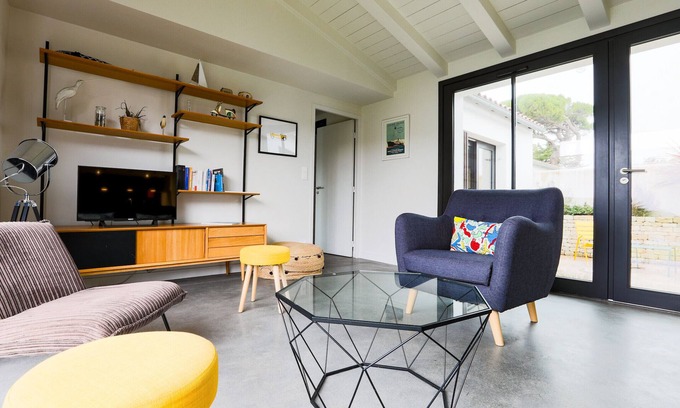 Le Bois-Plage-en-Re House | House for 10, pool, in the heart of the Ile de Ré
