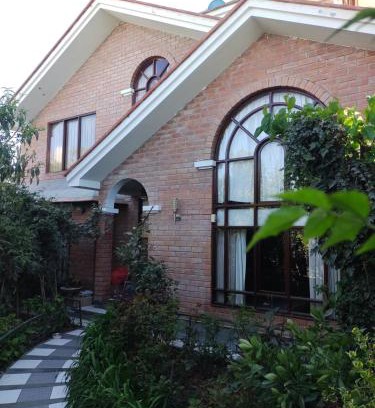 Cerro Colorado District House | House garden airport