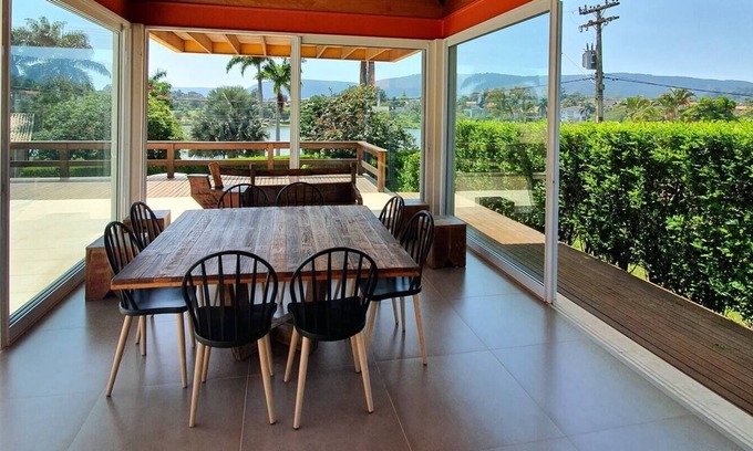 Jacare Cottage | House in condominium with pool, barbecue, lake