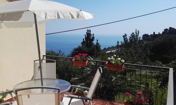 Costarainera House | House in medieval village with garden-terrace overlooking the sea, 2 bedrooms, Wifi