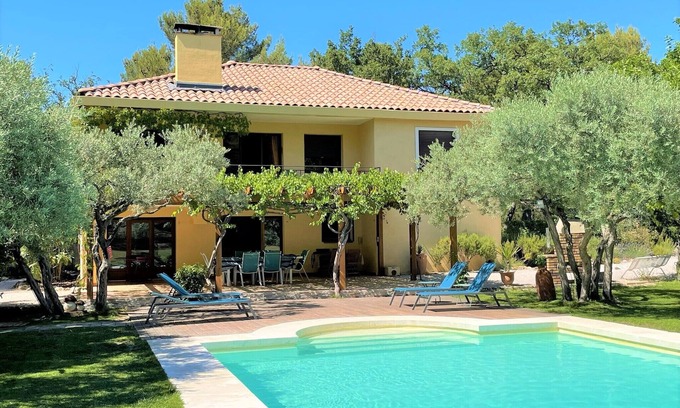 Simiane-Collongue Villa | House in Provence with swimming pool, olive grove and hill